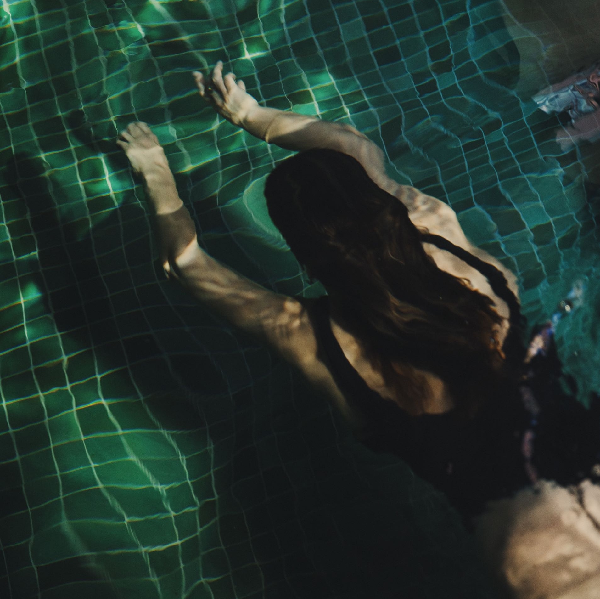 A women swimming under water